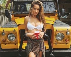 Голые в авто девушки, в машине