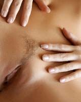 У красиво побритого лобка