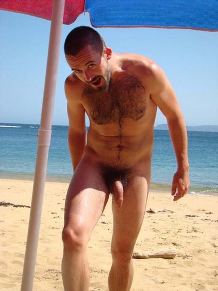 Загорелые голые мужчины