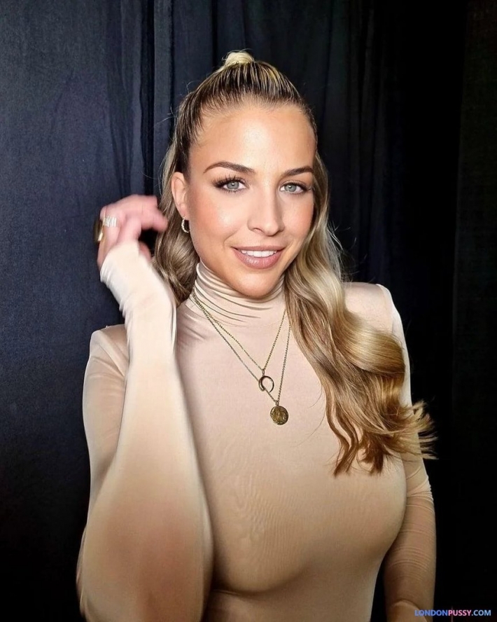 Девушка с формами