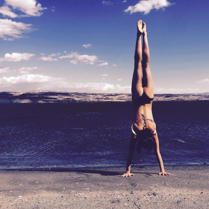 Стойка на руках йога