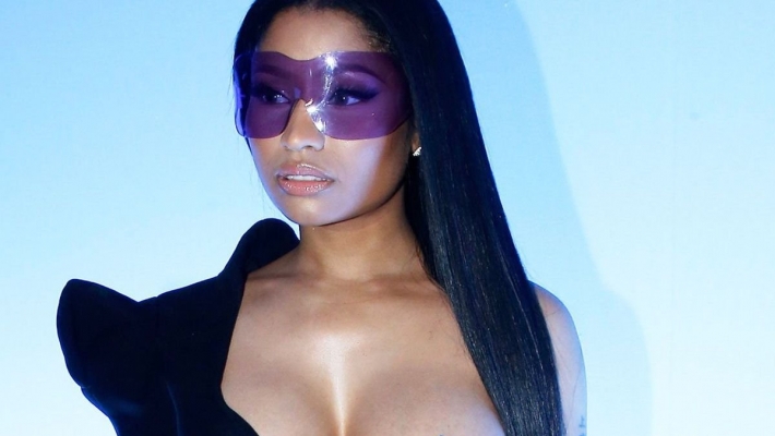 Ники минаж грудь