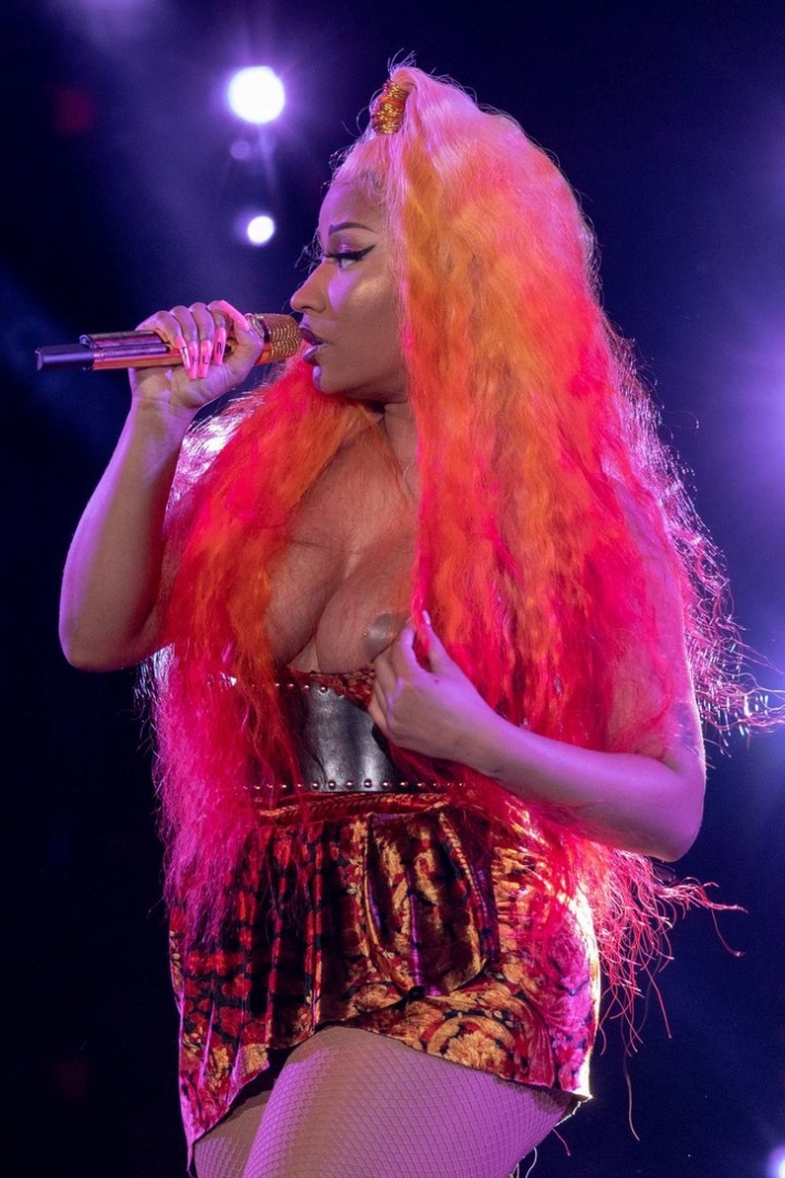 Ники минаж засветила грудь