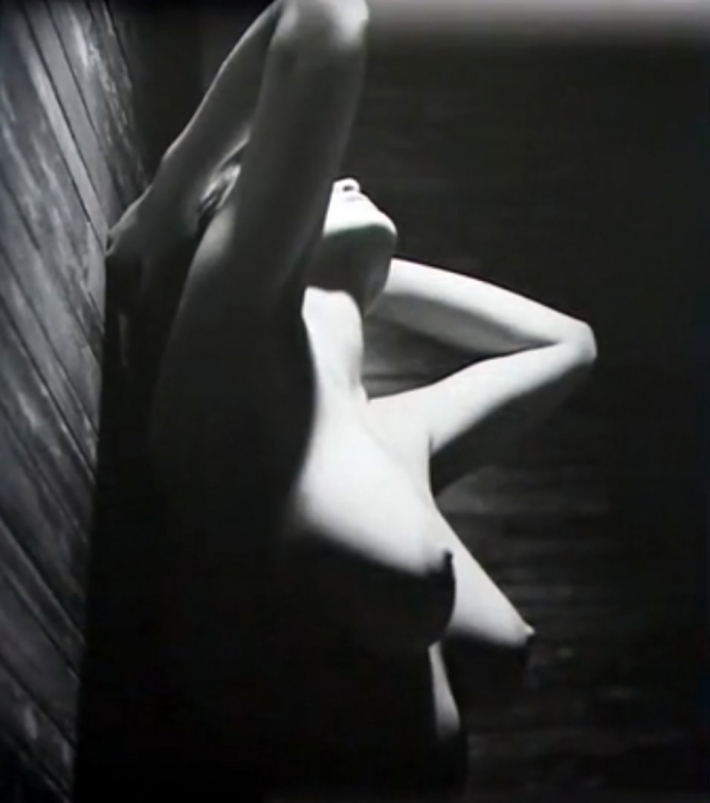 Летиция каста голая грудь