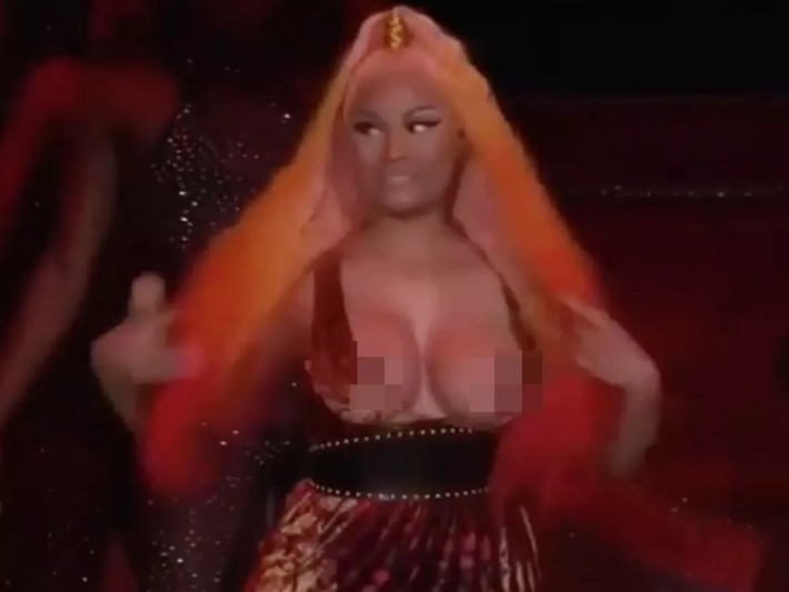 Никки минаж спалила грудь