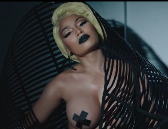 Ники минаж певица сиськи