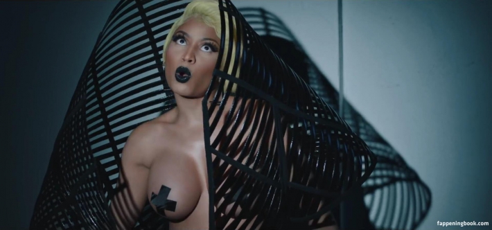 Ники минаж голые сиськи