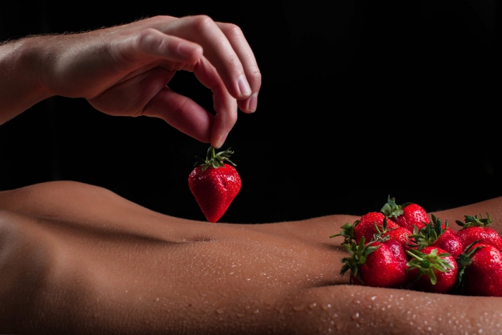 Клубника на теле девушки