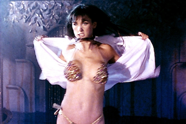 Деми мур в фильме «стриптиз» () голая