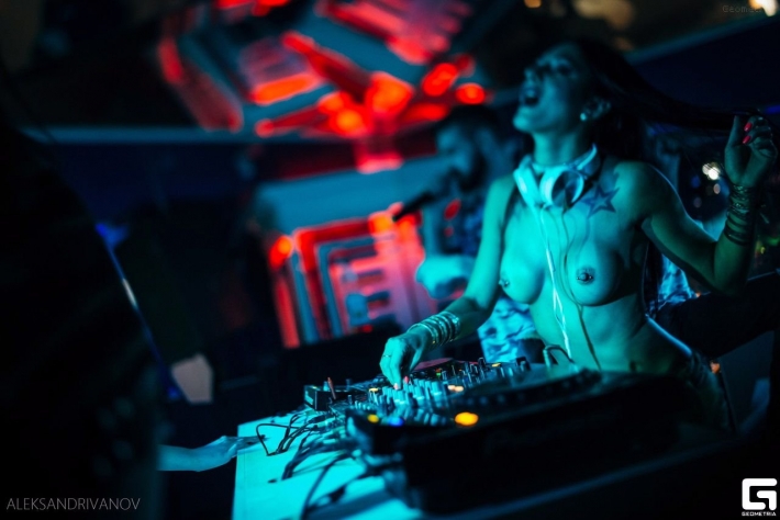 Голые диджеи