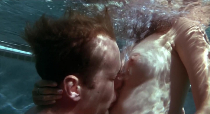 Цвет ночи брюс уиллис в бассейне