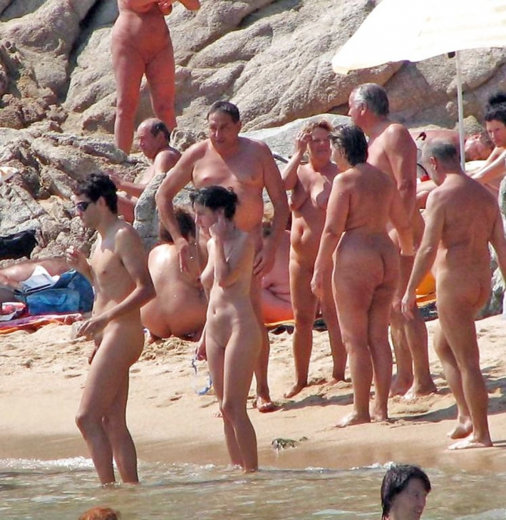 Семейный нудийский пляж