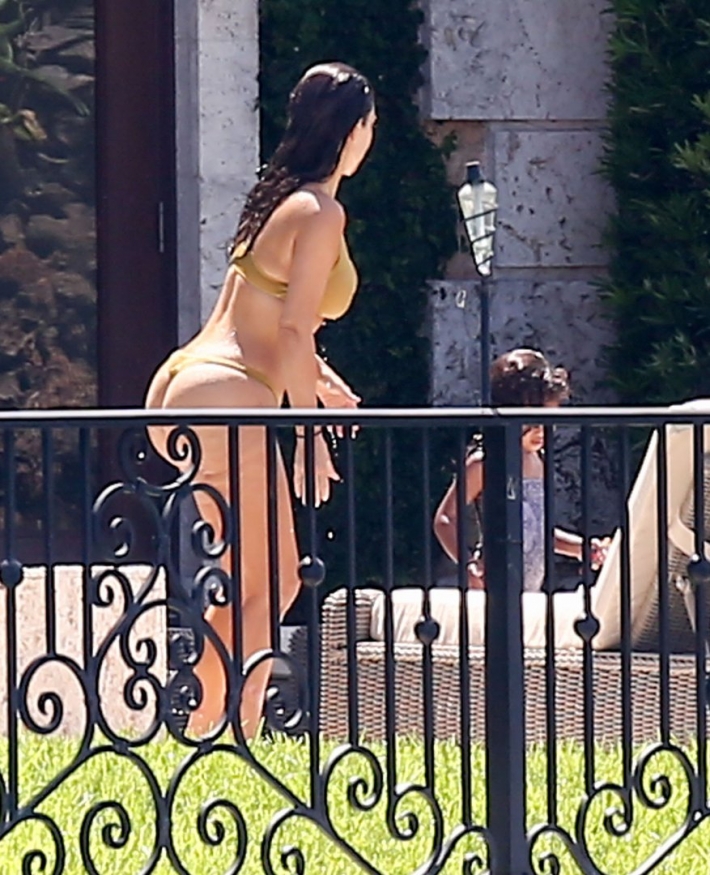 Беременная ким кардашян в купальнике