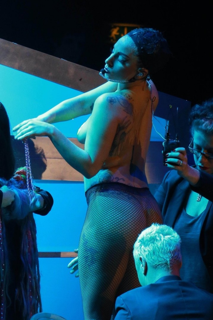 Леди гага обнажилась на сцене