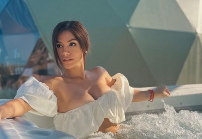 Гола девушки