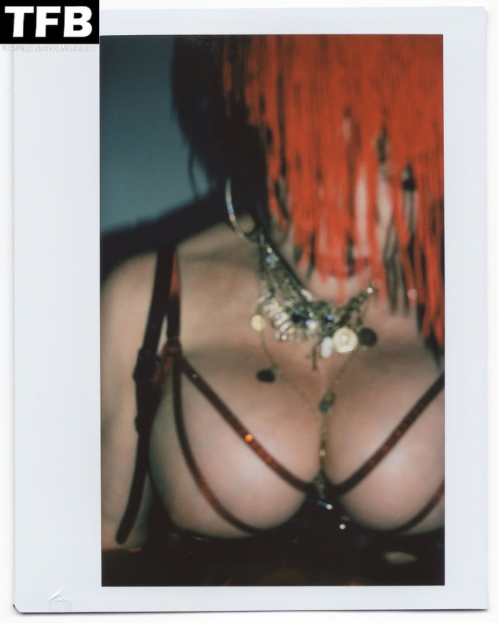 Обнаженные сиськи