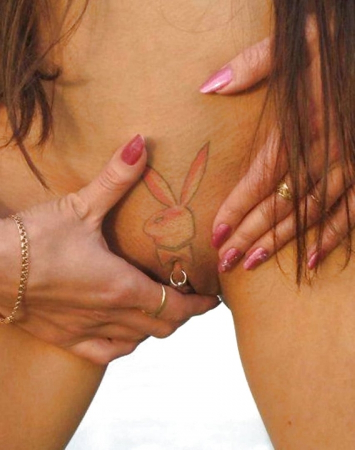 Порнозвезда с сердечком на лобке