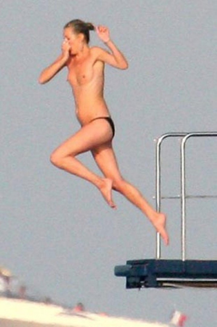 Кейт мосс снялась без штанов и с голой грудью