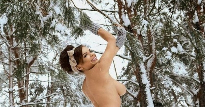 Голые девушки в зимнем лесу