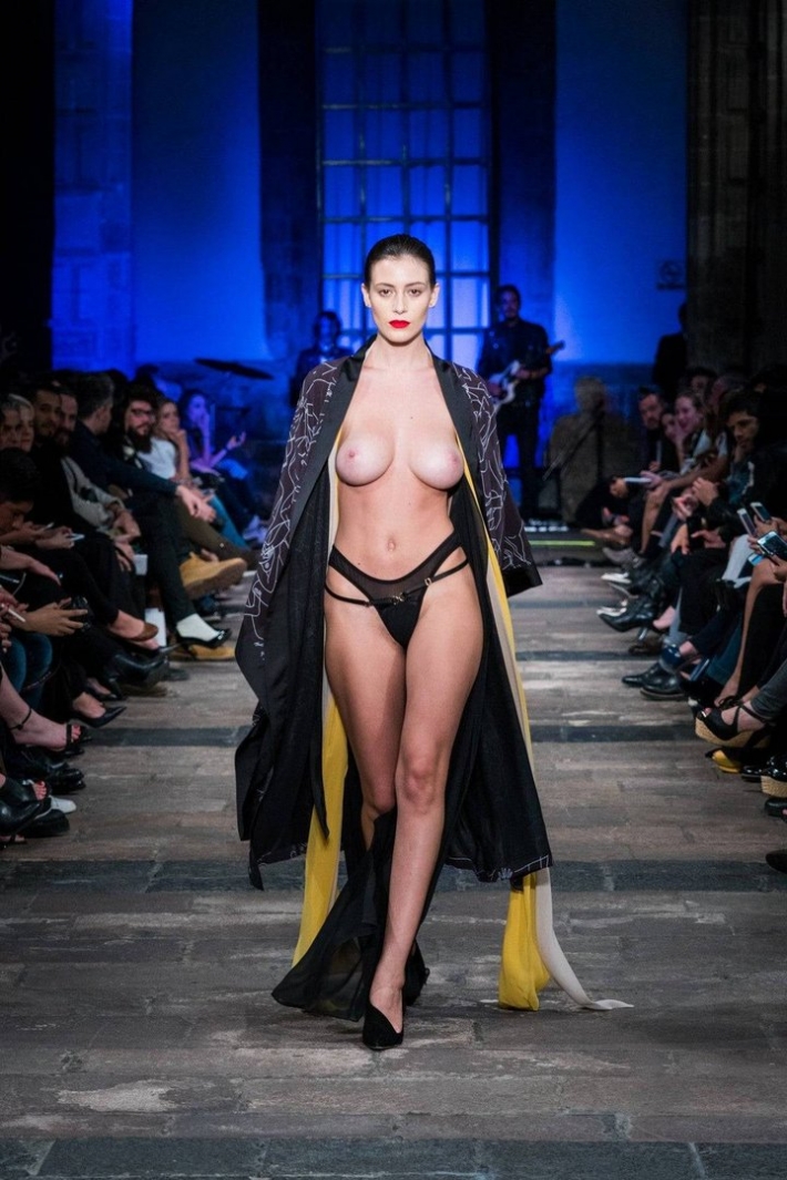 Голая мода чарли ле минду