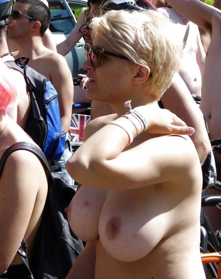 Красивая грудь на улице