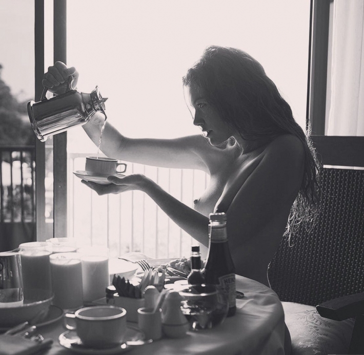 Голая пьет кофе