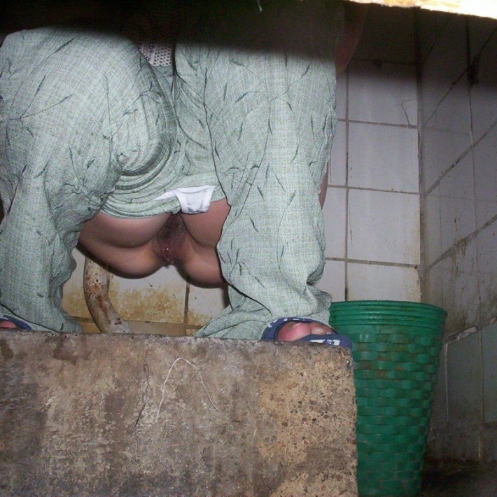 Девушка срет в деревенском туалете