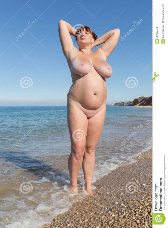 Полная женщина на пляже