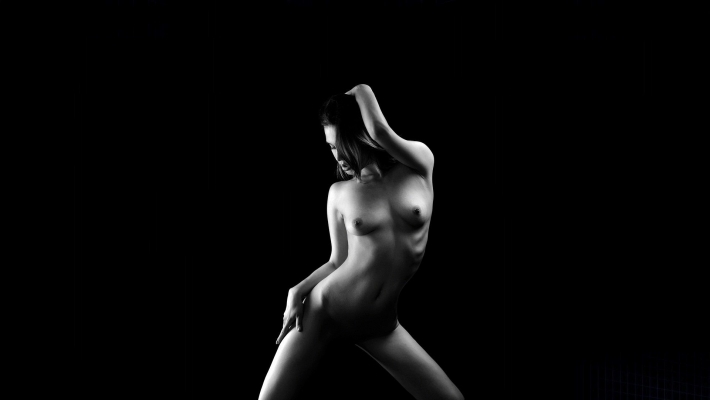 Голые девушки на темном фоне