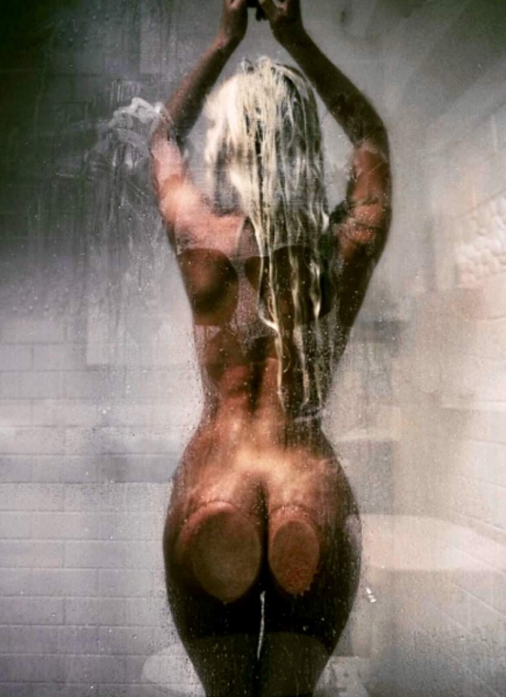 В душе девушка