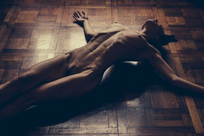 Девушки ню с кубиками пресса