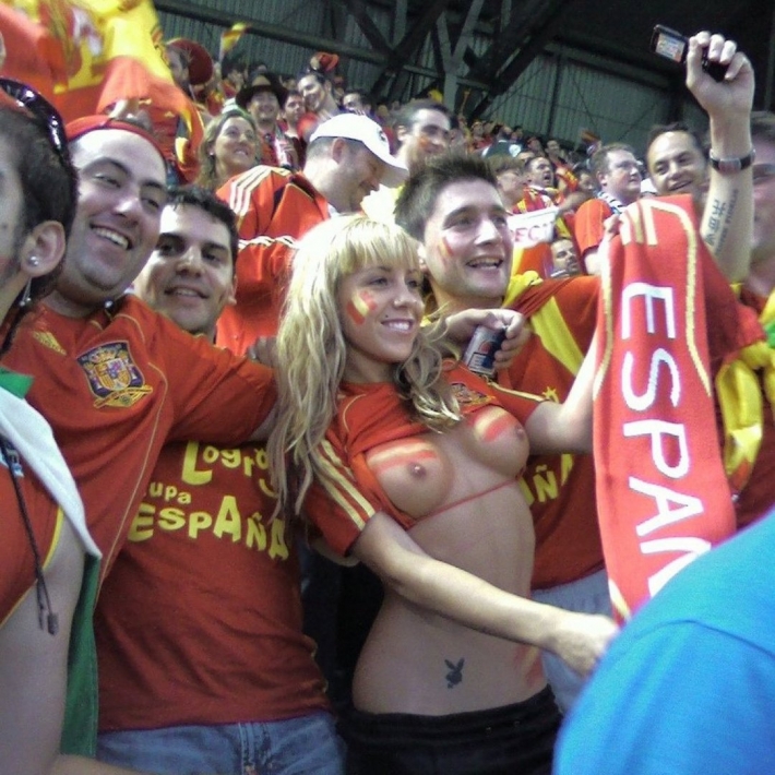 Голые футбольные фанатки