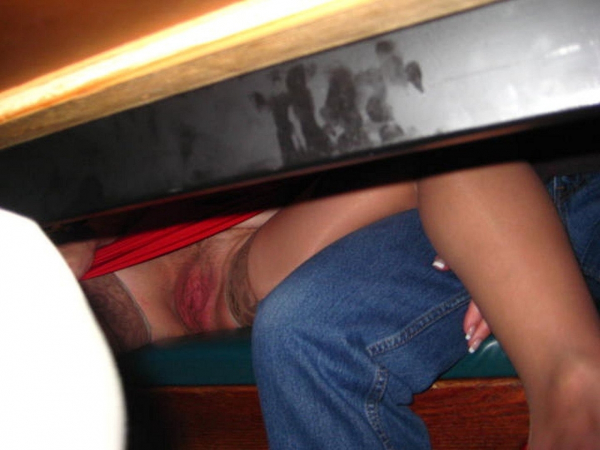 Подглядывание под юбку в офисе