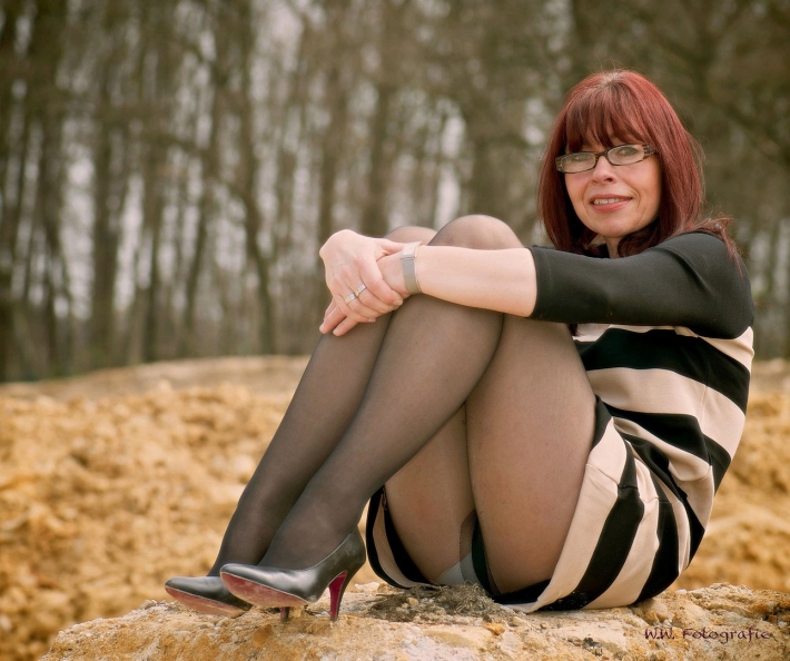 Зрелые женщины под юбкой