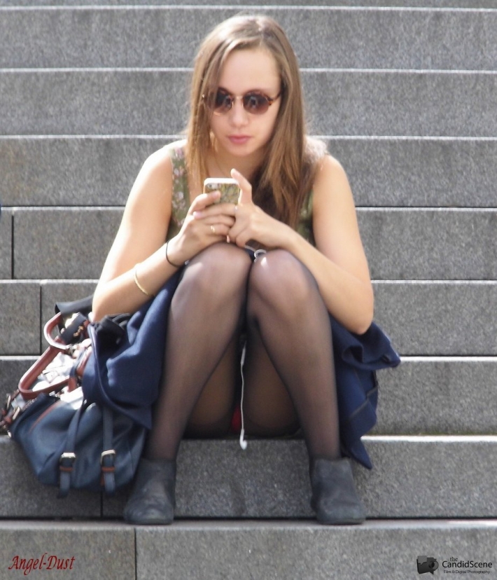 Подсмотренные чулки на улице