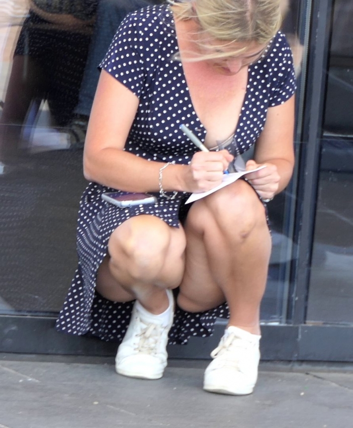 Засветила под юбкой