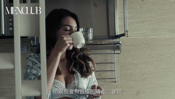 Шикарная брюнетка