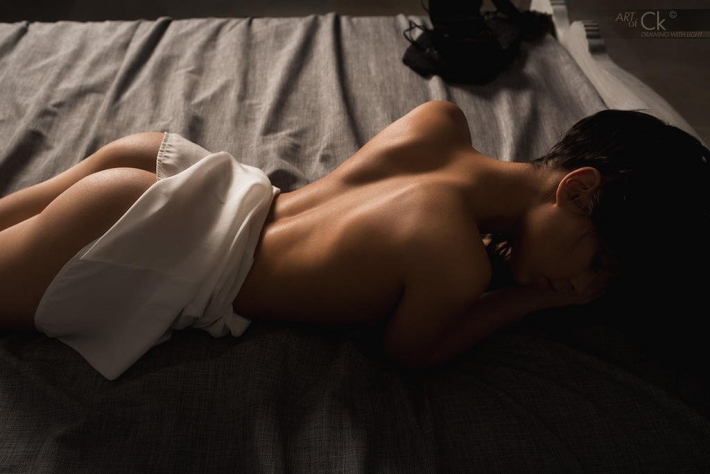 Раздетая девушка в постели