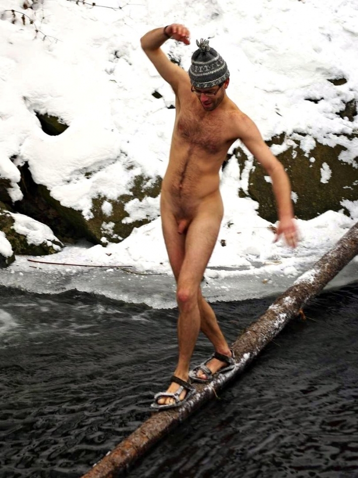 Голые парни купаются в проруби