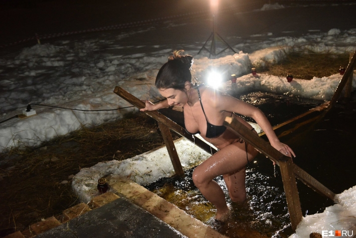 Голые в проруби на крещение