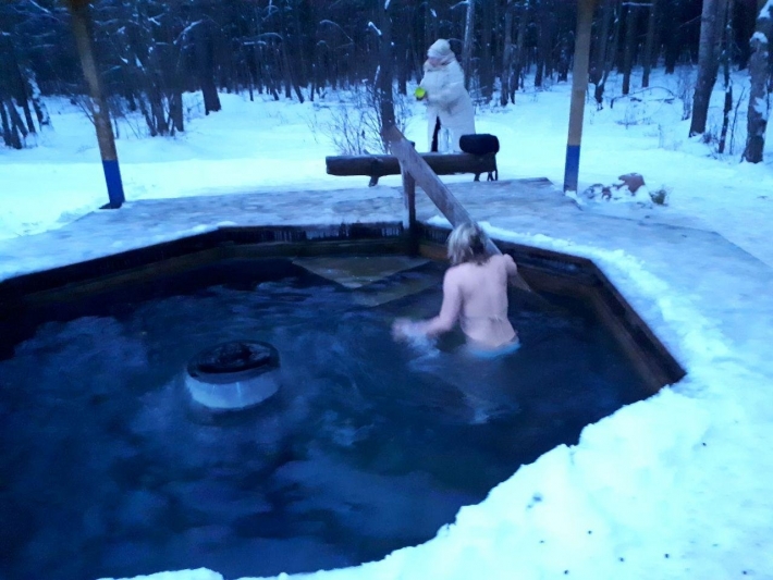 Зимние купания в проруби