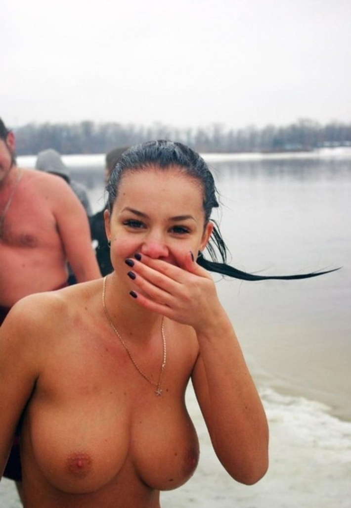 Голые девушки в проруби