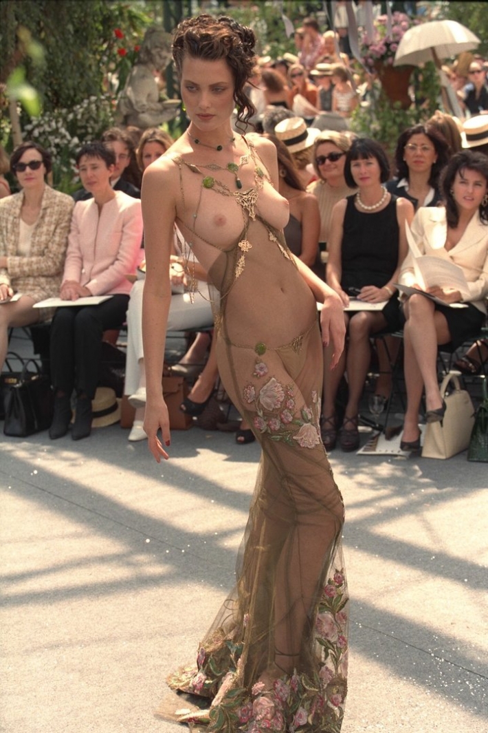 Вечернее платье с голой грудью