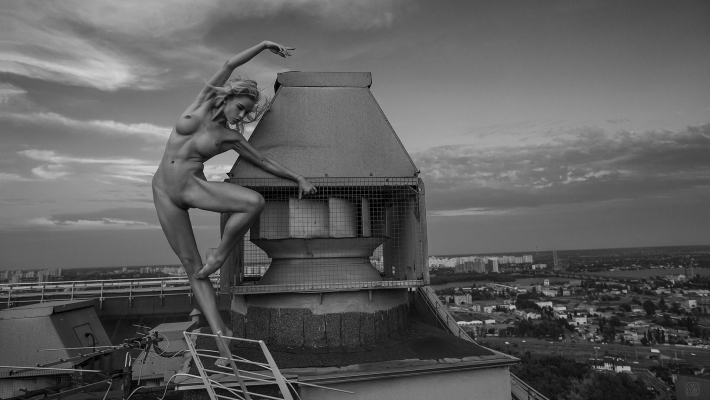 Девушка на крыше