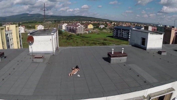 Загорает на крыше