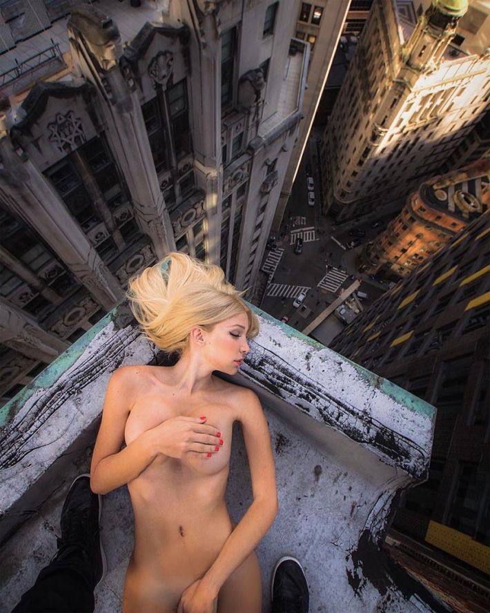 Голая фотосессия на крыше