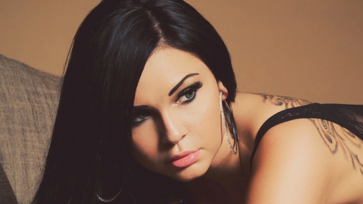 Брюнетка с тату