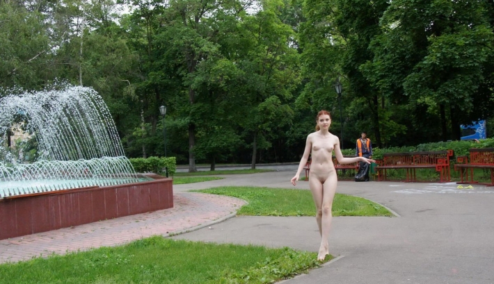 Голышом в парке