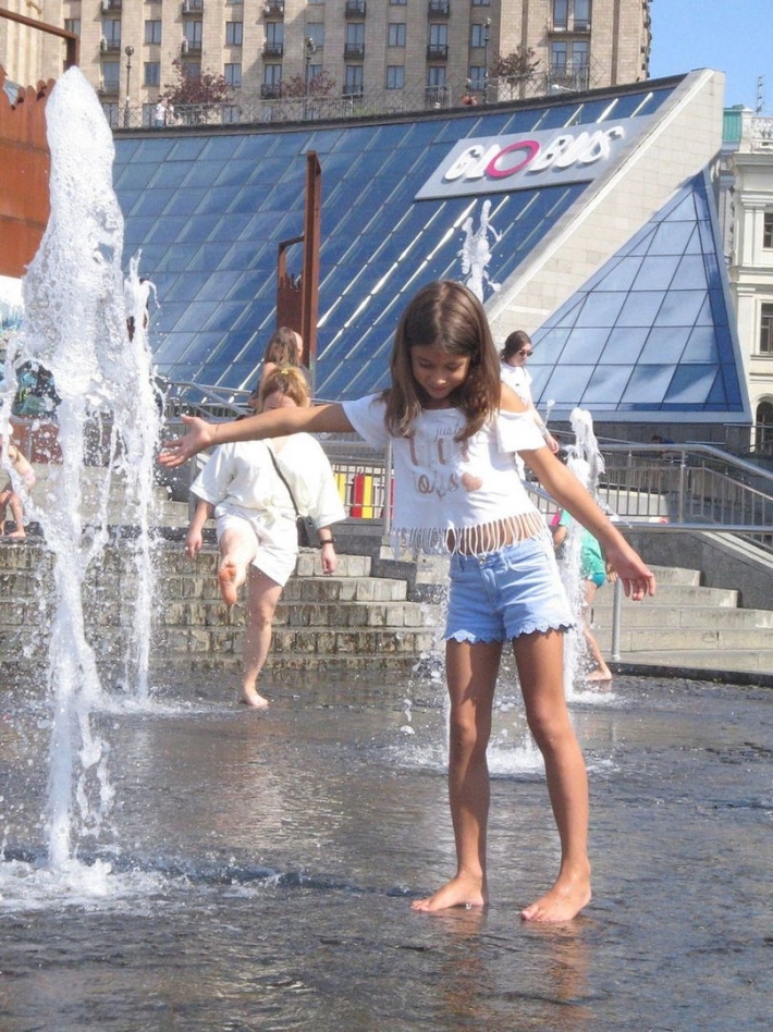 Девушка у фонтана