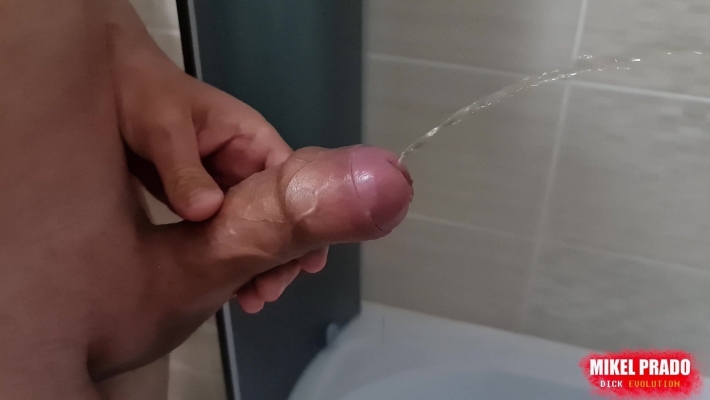 Писает на член порно